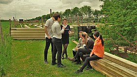 Die SchülerInnen der 1B auf Lehrausgang beim Produzenten der Wiener Schnecke im Garten.